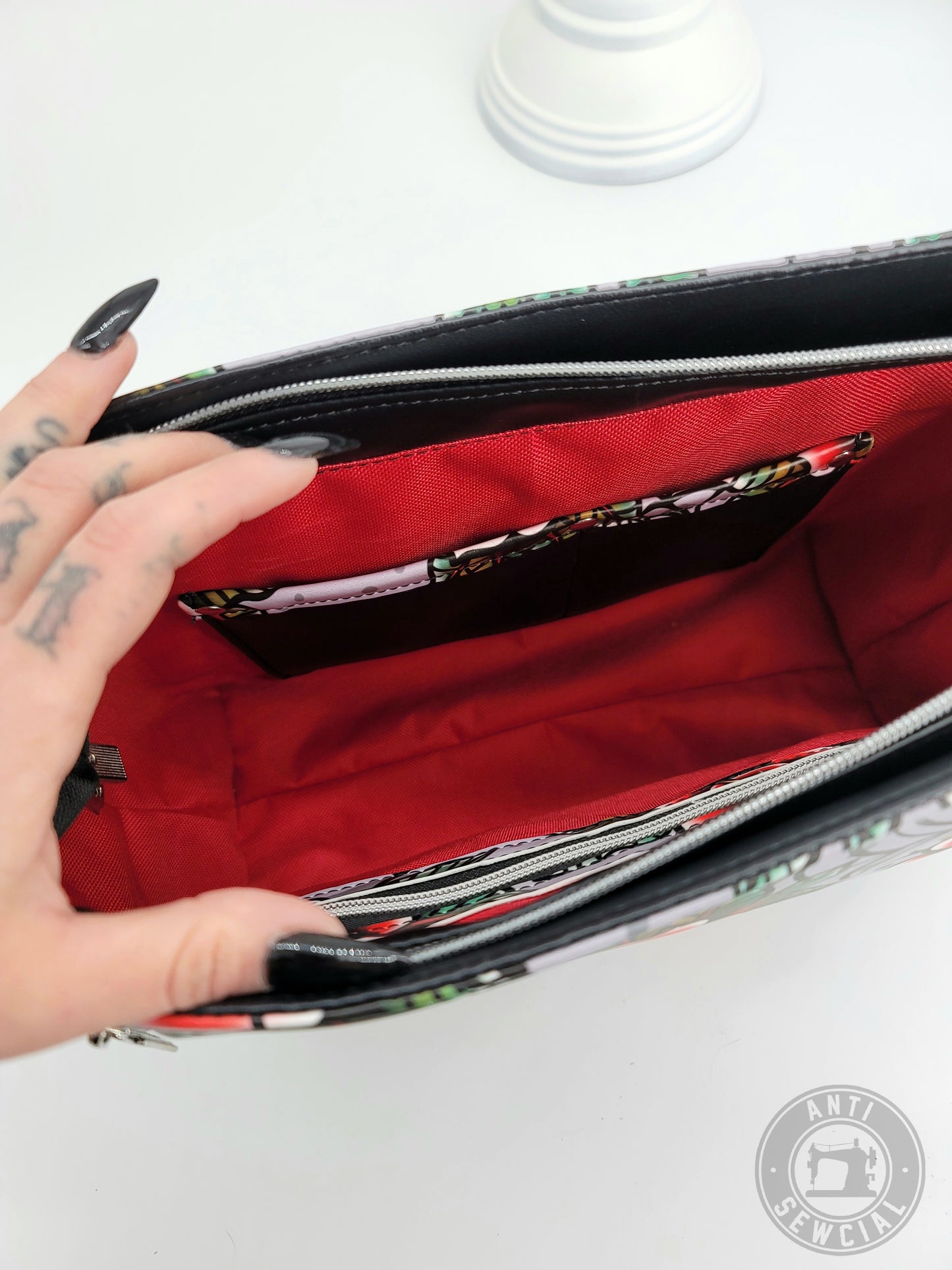 Spider Webs And Roses (traditional) Shoulder Bag