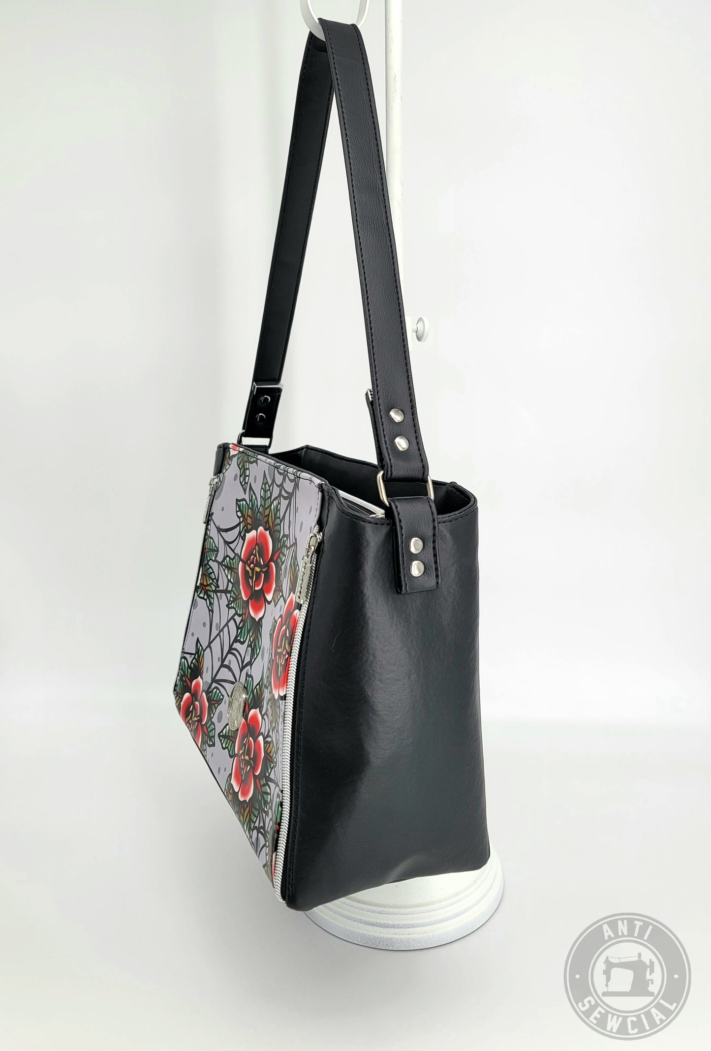 Spider Webs And Roses (traditional) Shoulder Bag